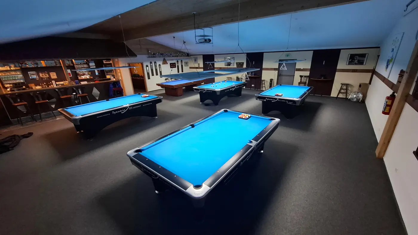 Der Spielraum des PBC Aurich mit mehreren Pool-Tischen und der Theke
