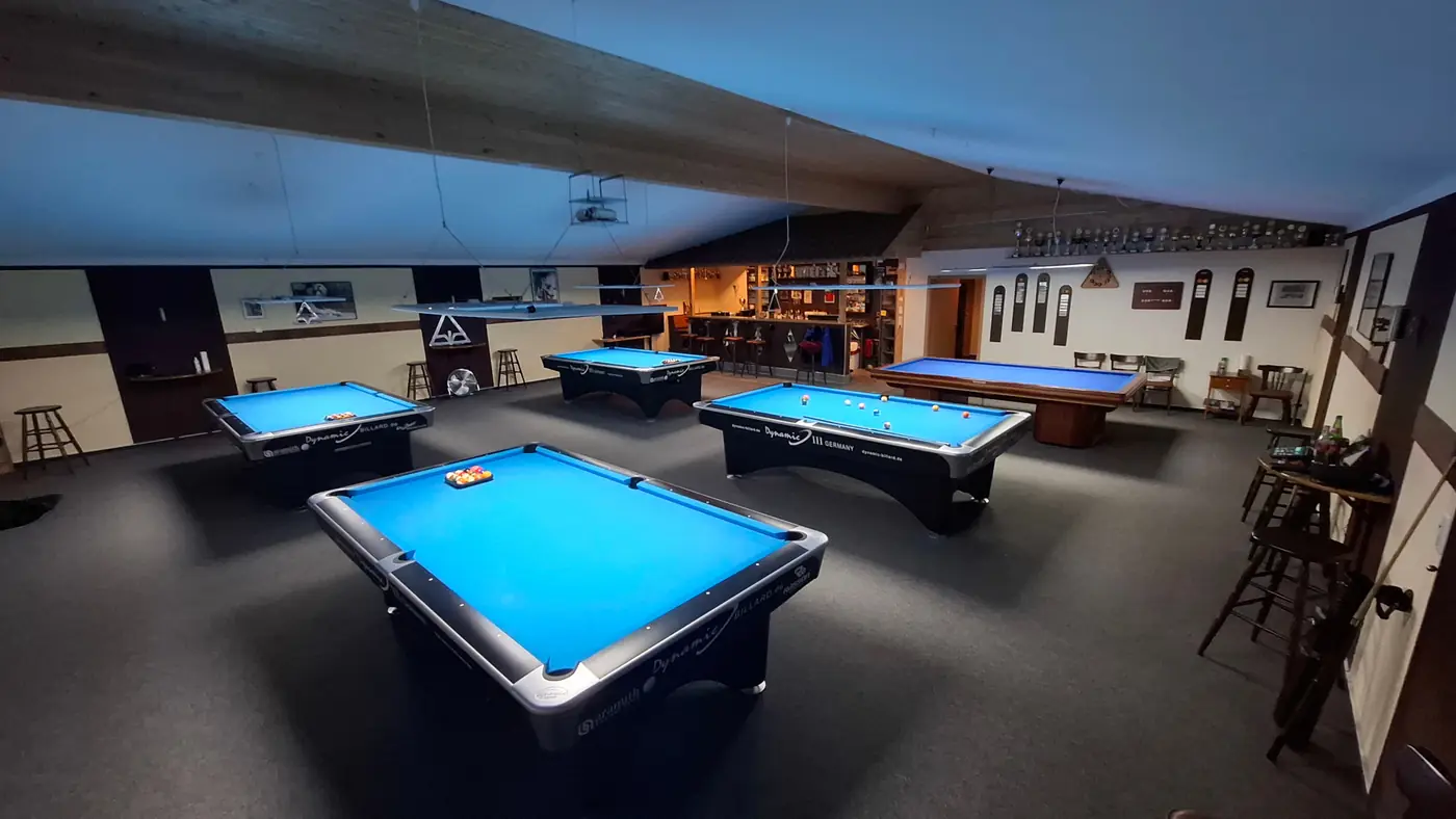 Spielraum mit Pool-Tischen und dem Karambol-Tisch